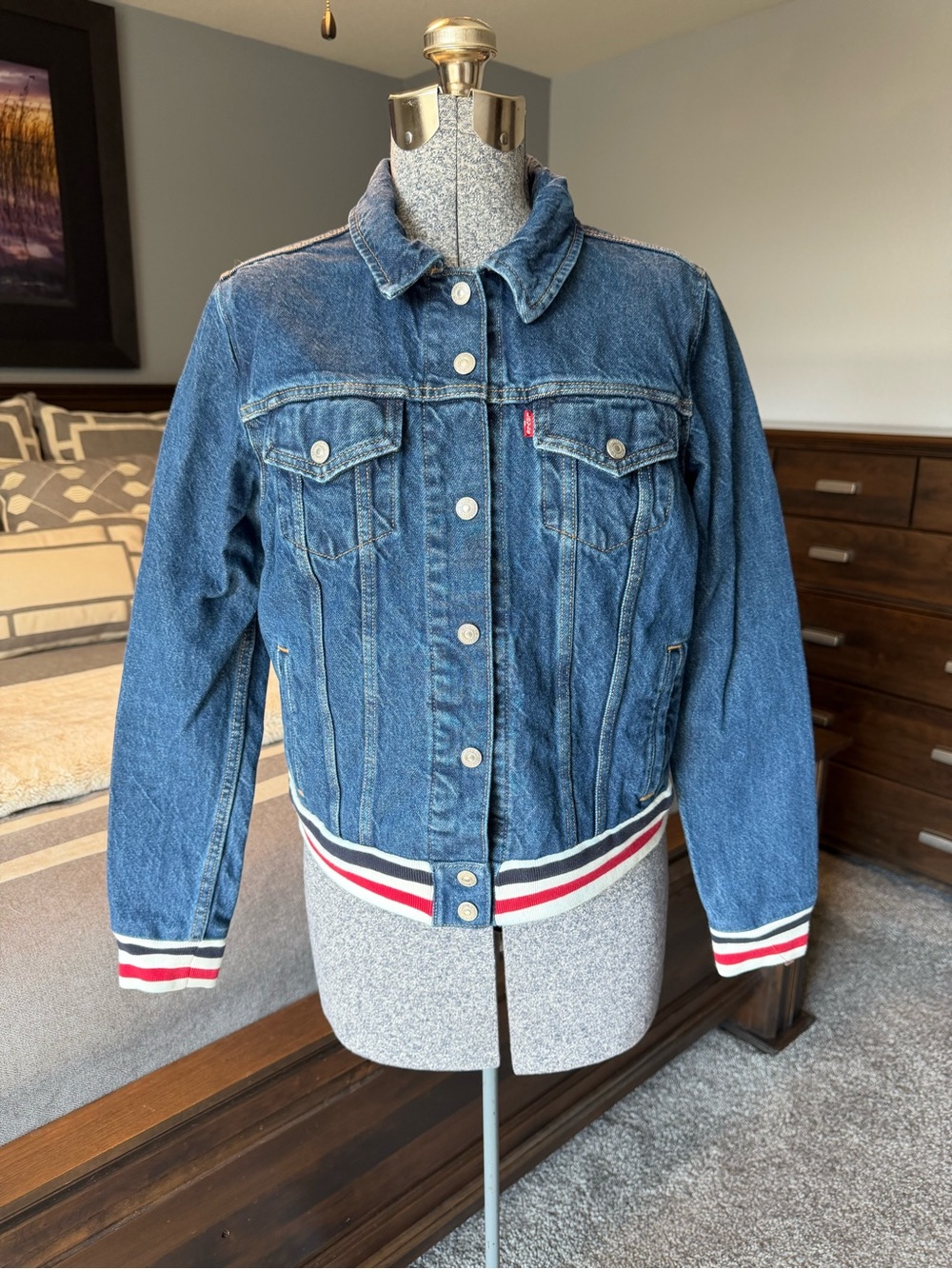 Levi’s Women’s Varsity Trim Denim Trucker Large (Jr. Miss) Med Wash Jean Jacket